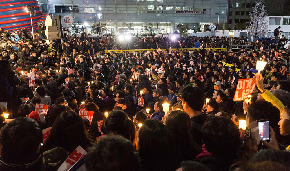 1920px-Mass_protest_in_Cheonggye_Plaza_04_resize.jpg