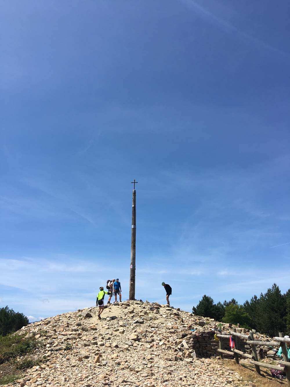 Camino Day 20-철십자가-언덕,-순례자들이-고향에서-가져온-돌과-글씨로-고갯마루에-다시-조그만-산을-만들었다_resize.jpg