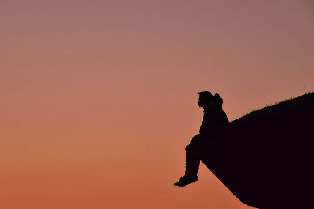 portrait-light-and-shadow-silhouette-thinking_resize.jpg