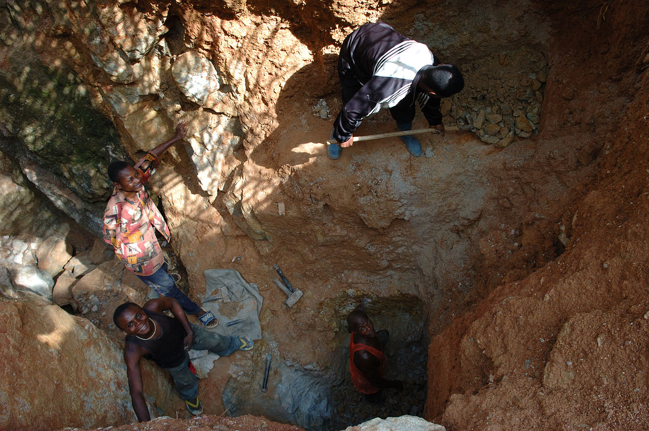 1280px-Wolframite_Mining_in_Kailo2,_DRC.jpg