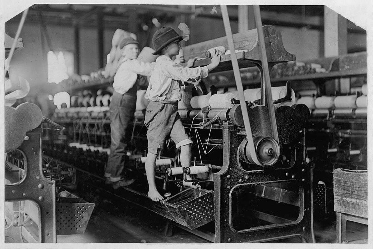 1280px-Mill_Children_in_Macon_resize.jpg