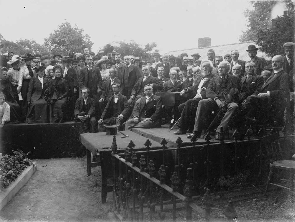 Crowd_of_people_congregated_by_the_grave_of_Robert_Owen_resize.jpg