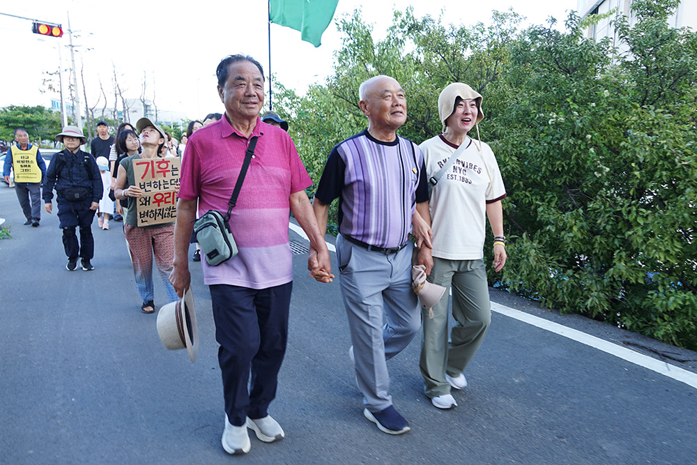 CKD04924_ 마을 행진.jpg