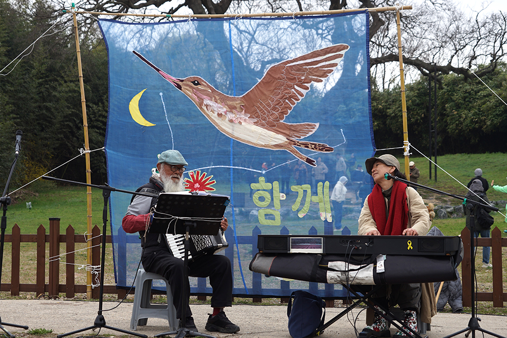 CKC02715_ 문정현 신부님과 나무 연주.JPG