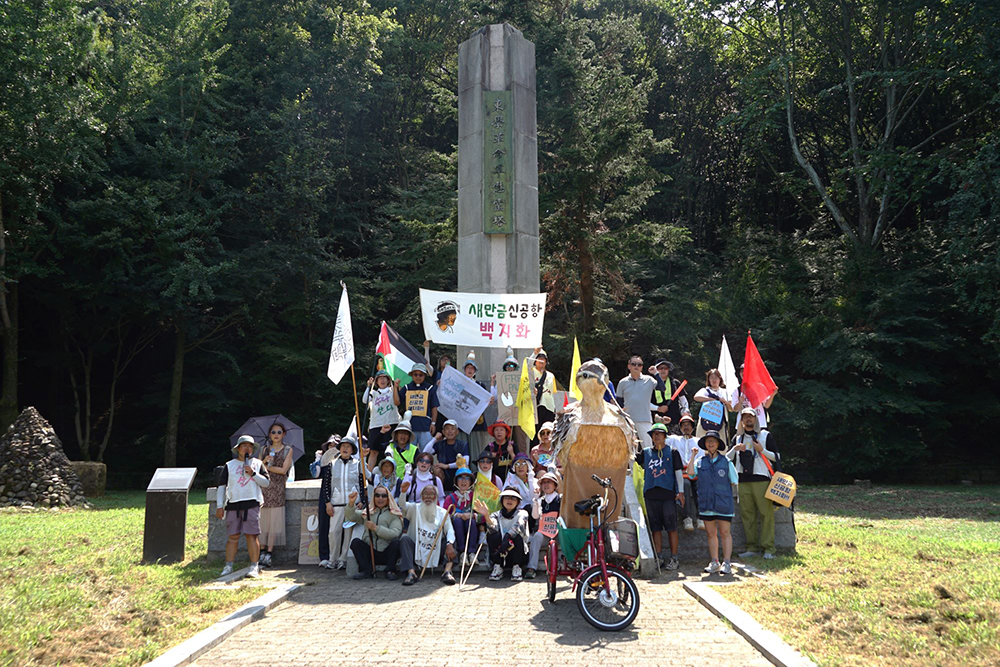 CKC03990__ 동학혁명군 위령탑 앞에서.JPG