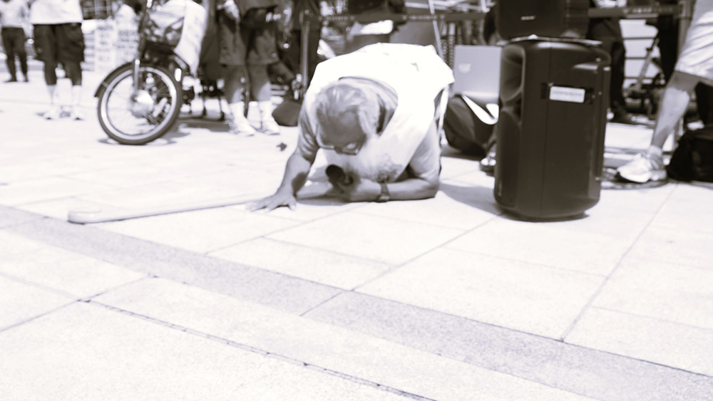 CKC08417__ 절하시는 신부님.JPG