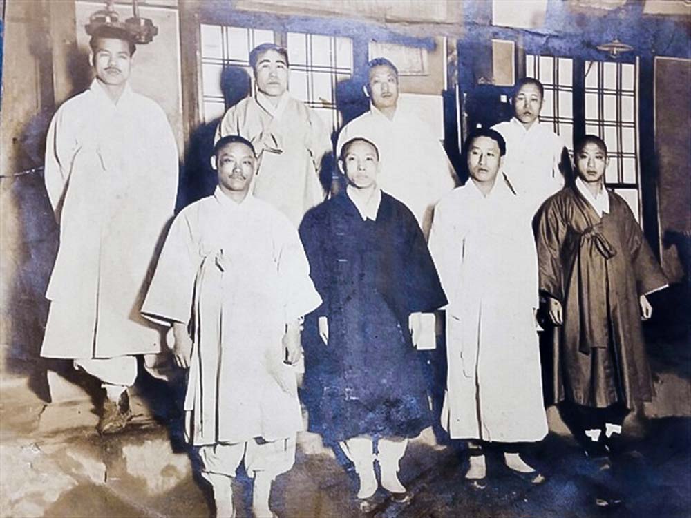 1930년-출소-후-동지들과-함께(뒷줄-왼쪽-세-번째가-정상윤)-1_resize.jpg